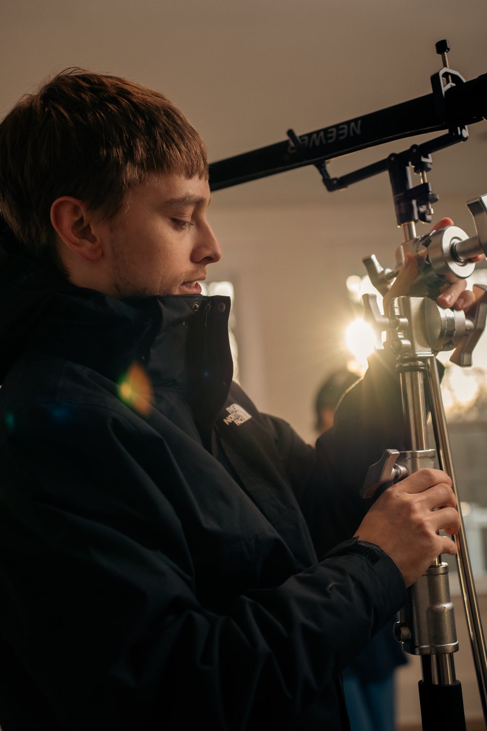 prod.mason rigging lights on a film set